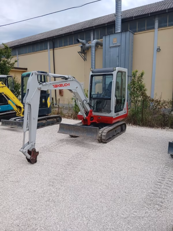 Miniescavatore takeuchi tb 135
