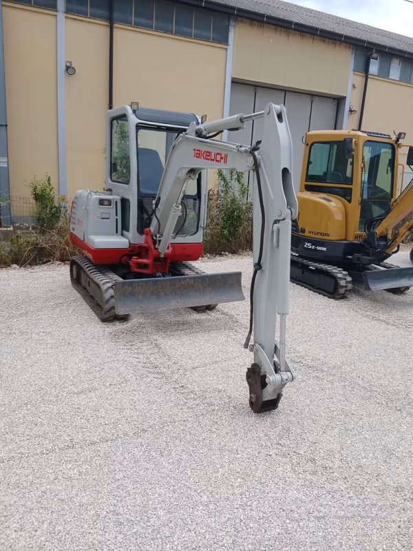 Miniescavatore takeuchi tb 135